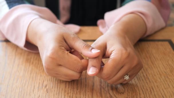 若い女性は親指の痛みに苦しんでいる手 — ストック動画