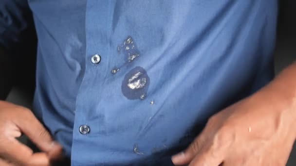 Molho Tomate Derramado Camisa Cor Cinza Mancha Comida Camisa — Vídeo de Stock
