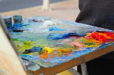 Yağlı boya ve fırça ile renkli palet.