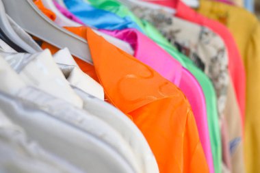 Satılık pek çok kadın giysisini kapatın. .