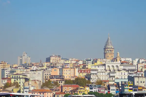 Türkiye istanbul 23 Haziran 2023. İstanbul 'un Beyoğlu ilçesindeki Galata Kulesi' ni ziyaret eden turistler