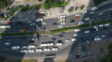 İstanbul 'da yüksek bir trafik manzarası .