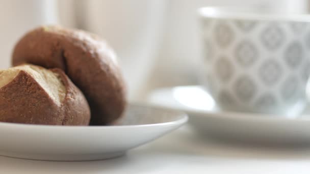 チョコレート甘いクッキーとテーブルのブラックコーヒー — ストック動画