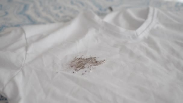 Een Wit Shirt Bevlekt Met Vuil — Stockvideo