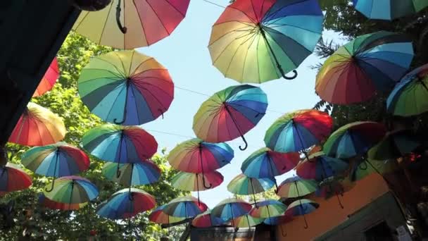 Regenboog Paraplu Lucht Achtergrond Veel Kleurrijke Paraplu — Stockvideo