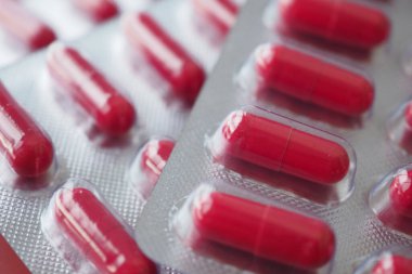 Masadaki kırmızı kapsülleri kapat .