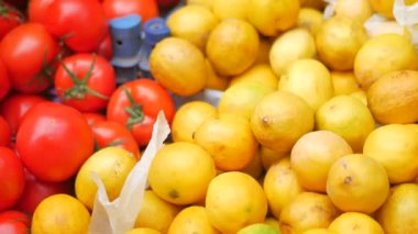 İstanbul 'da süpermarketlerde limon satışı .