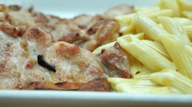  Kızarmış tavuk, makarna ve marul. .