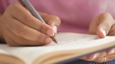 Not defterine kadınların el yazısını kapat