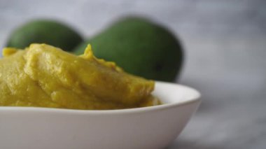 Avokado ve avokado bir kabın içine yapıştırılmış. .