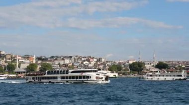 Türkiye İstanbul 18 Temmuz 2023. Boğaz 'da nakliye feribotu. Feribot yolcu taşır..
