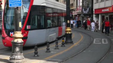 Hindi İstanbul 1 Haziran 2023. İstanbul metrosu bir ilçe istasyonunda. .