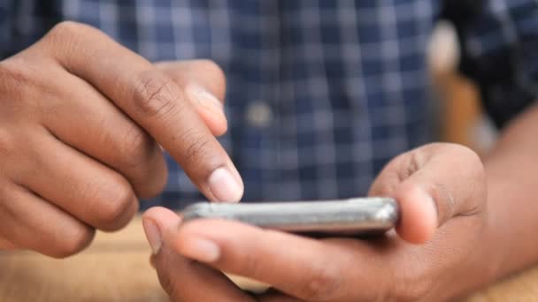 Fechar Mão Jovem Usando Telefone Inteligente — Vídeo de Stock