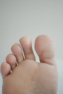 Genç adamlara yakın beyaz ayaklar üzerinde ıssız ,