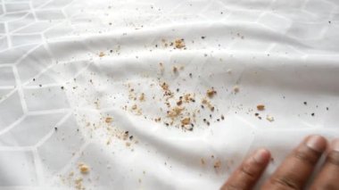 Kirli leke ya da beyaz yataktaki toz ,