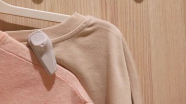 Gömlekte güvenlik etiketi var. 