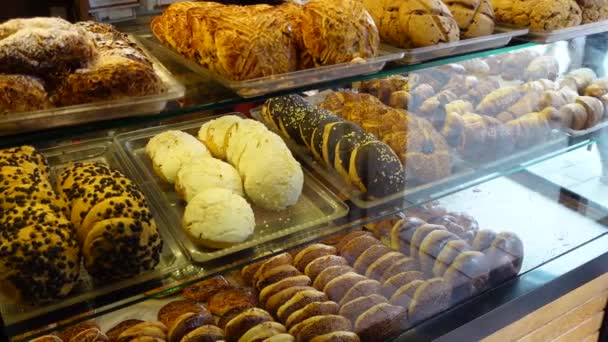 Freshly Cooked Bakery Displaying Shop — Vídeo de Stock