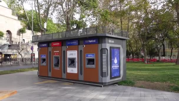 イスタンブールの主要なトルコの銀行のAtmマシン — ストック動画