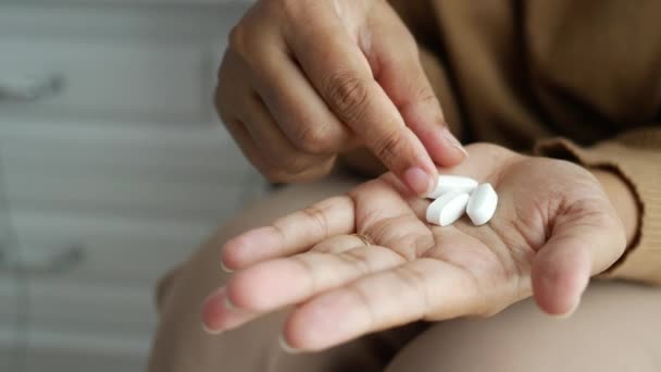 Zbliżenie Kobiet Biorących Tabletki — Wideo stockowe