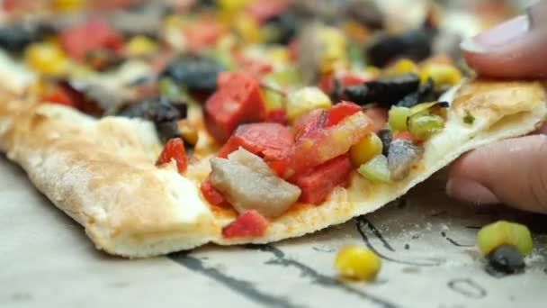 Primer Plano Recoger Mano Rebanada Pizza — Vídeo de stock