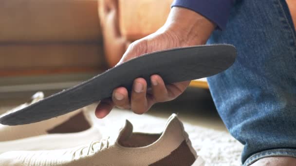 Homens Mão Colocando Palmilhas Ortopédicas Sapatos — Vídeo de Stock