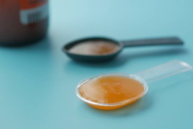 Bir doz öksürük şurubu.