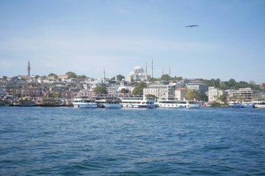 Türkiye istanbul 19 Haziran 2023 Eminonu Camii yakınlarındaki Boğaziçi nehrinin sularına park etmiş feribot.,