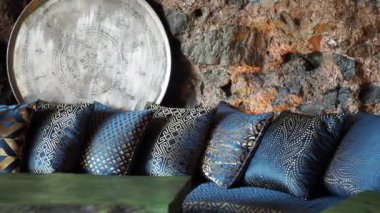 Kafe kanepesinde renkli Türk yastıkları. .