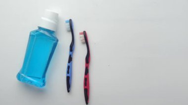 Masadaki konteynırda gargara suyu var. ,