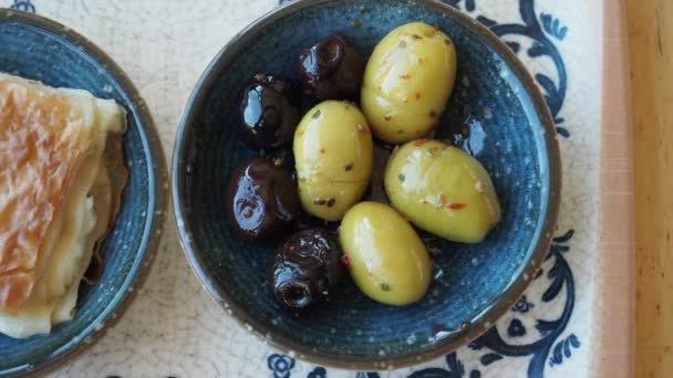 Traditionelle Türkische Küche Gebäck Und Oliven Auf Dem Tisch — Stockvideo
