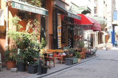 Hindi İstanbul 12 Haziran 2023 Eski Balat 'taki kafe önünde. Balat, İstanbul 'da popüler bir turizm beldesi