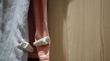 Gömlekte güvenlik etiketi var. 