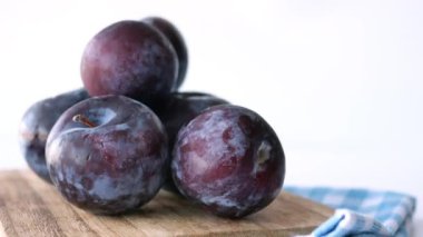 Taze erikler masada kasede. ,