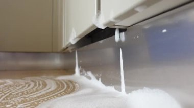 Mutfak zeminine bulaşık makinesinden dökülen su.. 