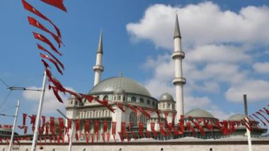 İstanbul 'da bir cami var. Taksim Camii
