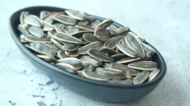 Masadaki bir kasede güneş tohumu ,