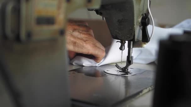 Homens Mãos Usando Uma Máquina Costura — Vídeo de Stock