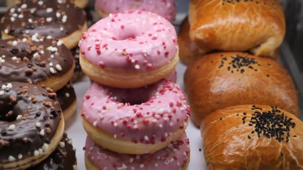 Exibição Donuts Chocolate Para Venda Loja Local — Vídeo de Stock