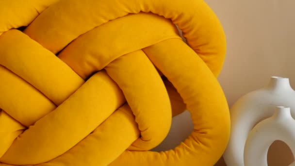 Kolorowa Żółta Poduszka Stole — Wideo stockowe