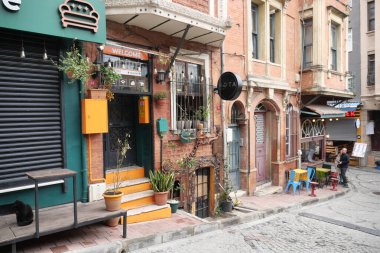 Hindi İstanbul 12 Haziran 2023 Eski Balat 'taki kafe önünde. Balat, İstanbul 'da popüler bir turizm beldesi
