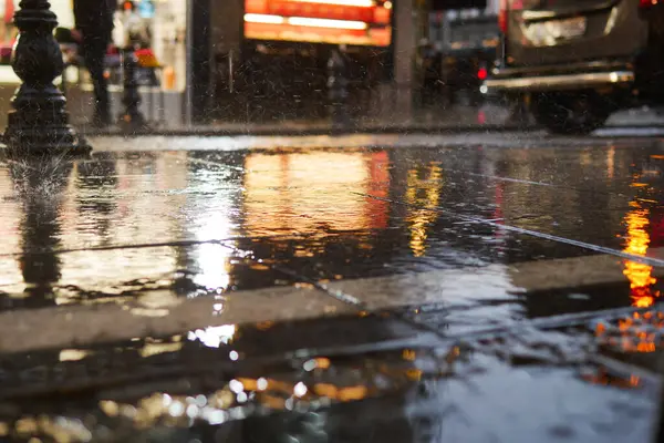 Vatten Droppar Den Regniga Dagen Nattutsikt Staden Selektivt Fokus Stockbild