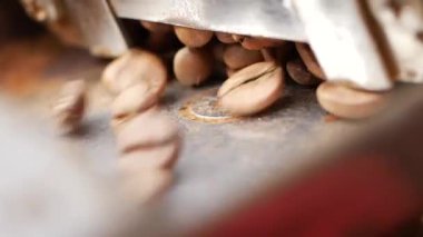  Kahve çekirdekleri makinede kızarıyor.