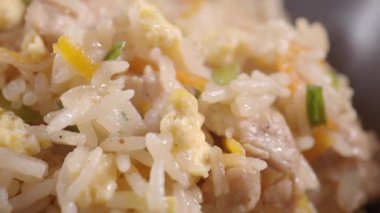 Pişmiş beyaz pirincin yakın çekimi .