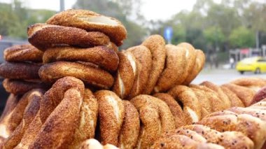 Türk Bagel Simit 'i taksim meydanında bir minibüste satıyor .