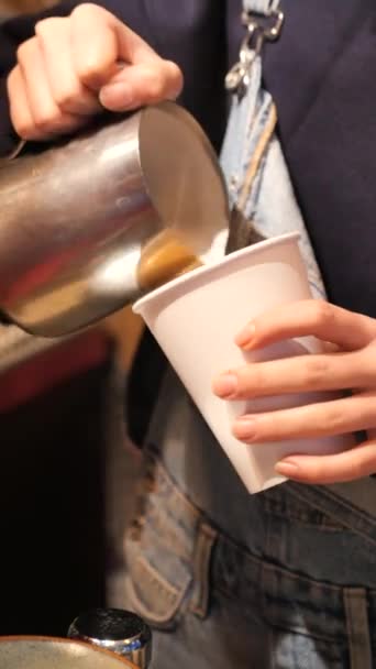 Versa Latte Sopra Caffè Concetto Fare Arte Del Latte Cappuccino — Video Stock