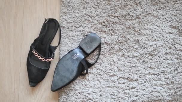 床のカーペットの汚れた女性の靴 — ストック動画