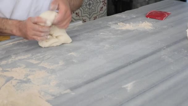 Χέρια Των Σεφ Σχηματίζουν Μια Στρογγυλή Βάση Πίτσας Από Ζύμη — Αρχείο Βίντεο