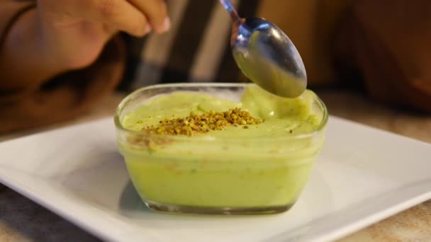 Femmes Mangeant Des Pistaches Pudding Crème Sur Une Assiette Sur — Video