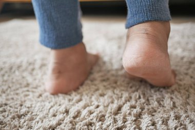 Genç adamlara yakın beyaz ayaklar üzerinde ıssız ,