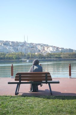 Tezgah oturan mutsuz kız 